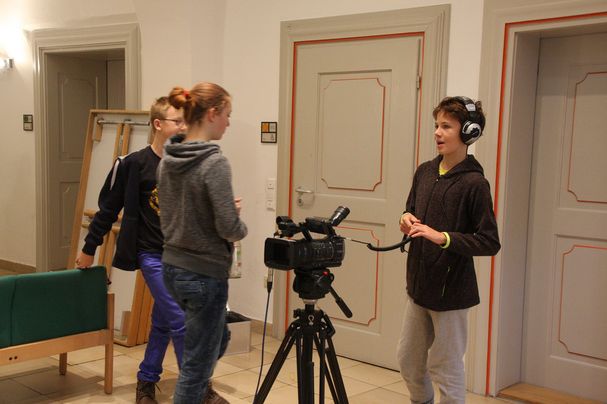 Kinder filmen mit Kamera