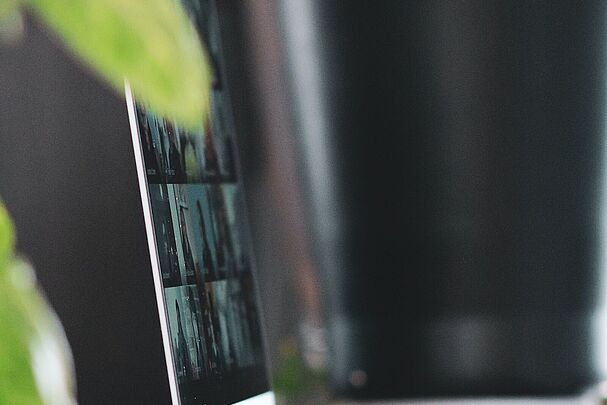 Meeting per Laptop in der Natur