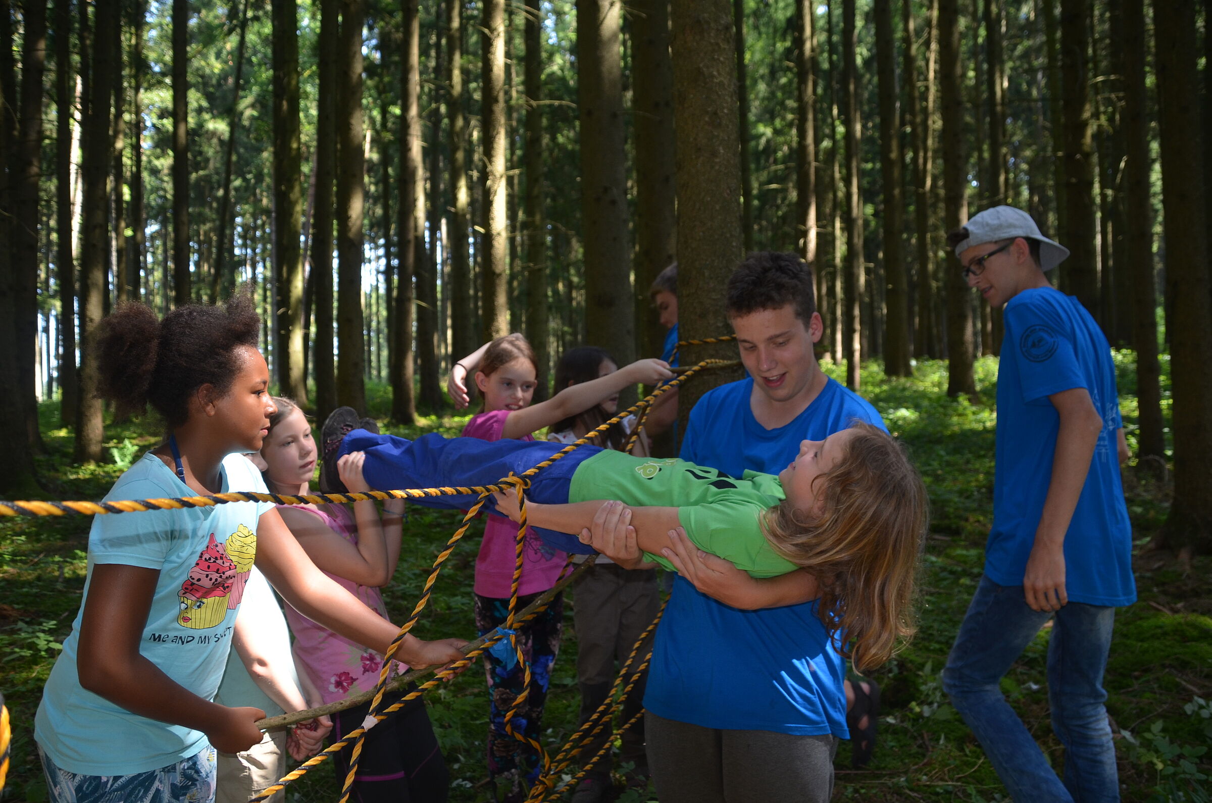 Kinder spielen im Wald