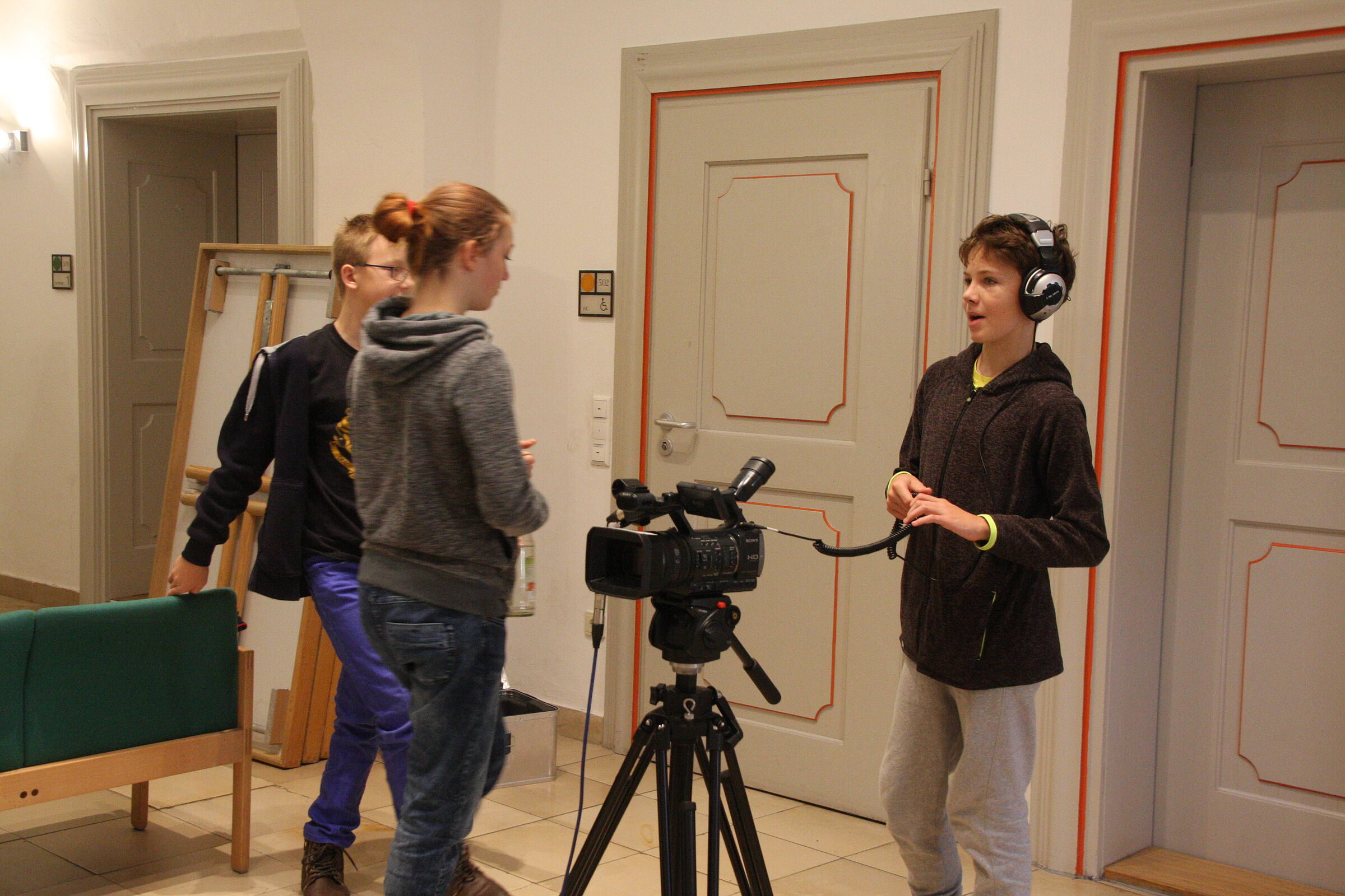 Kinder filmen mit Kamera