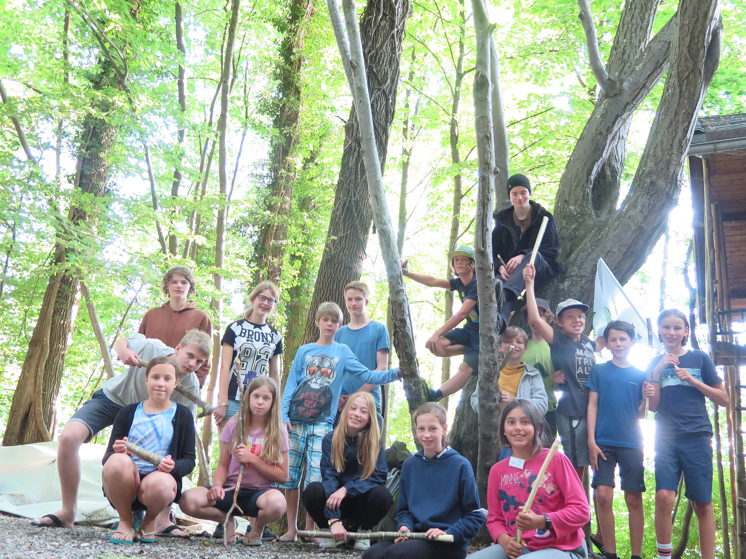 Gruppenbild Kinder im Wald