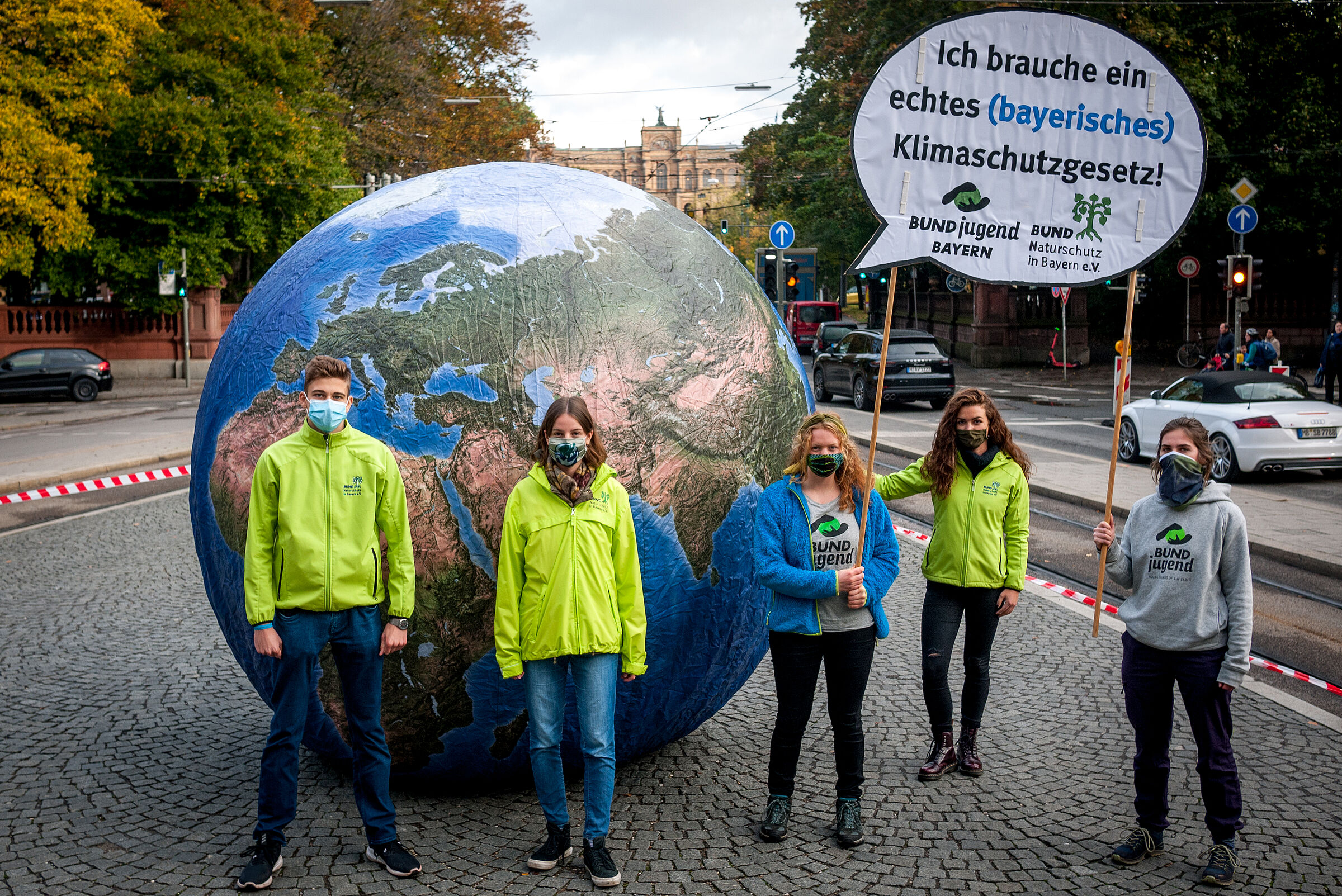 Personen vor Erdkugel Klimaaktion Personen vor Erdkugel Klimaaktion